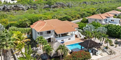 5-bedroom house in Coral Estate