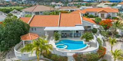 5-bedroom house in Blue Bay