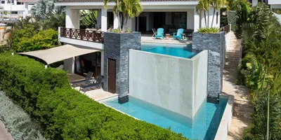 4-bedroom house in Blue Bay