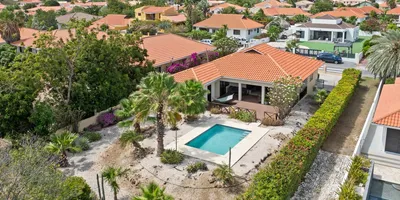 3-bedroom house in Blue Bay